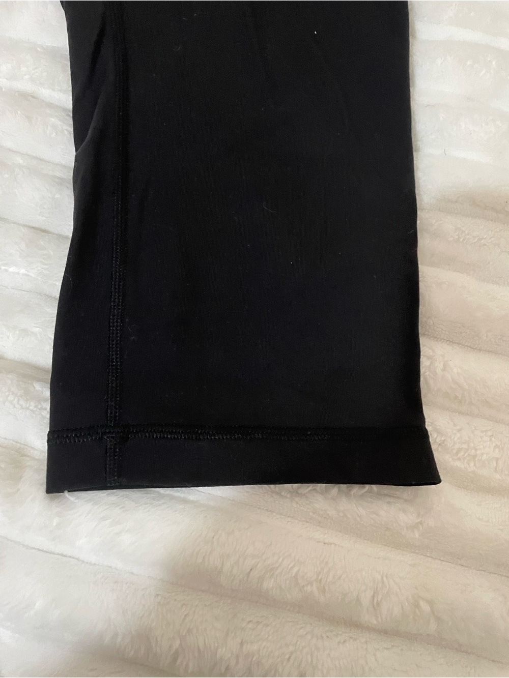 lululemon athletica women’s Black Capri Leggings - Picture 4 of 12